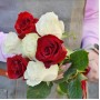 Букет из 7 белых и красных роз